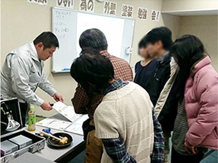 写真：塗装勉強会の様子